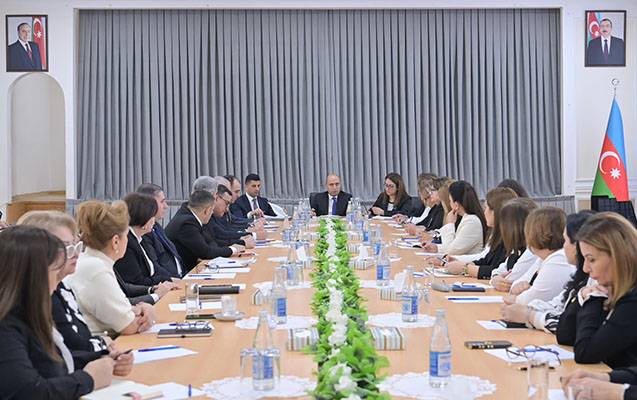 Nazir məktəb direktorlarına tapşırıqlar verdi - Fotolar