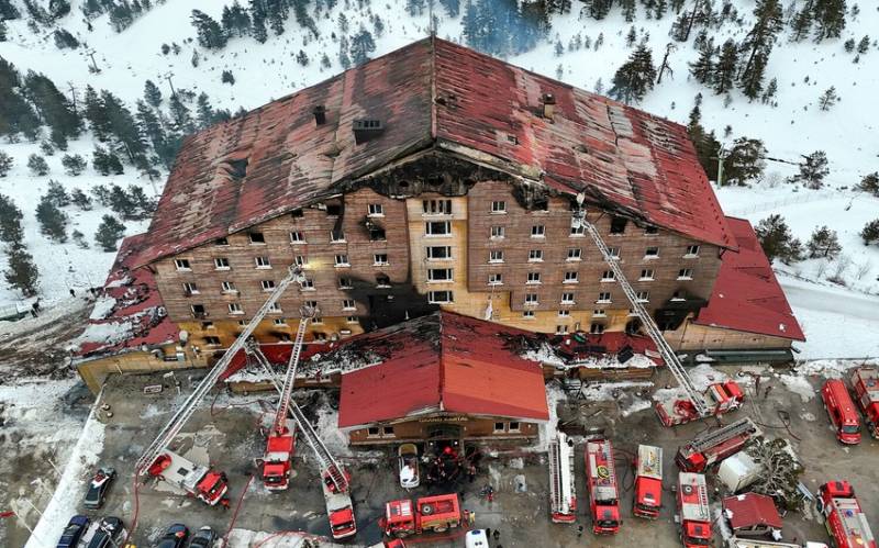 Türkiyədə hoteldəki yanğına görə iki məmur saxlanıldı 