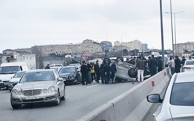 Bakı-Sumqayıt yolunda avtomobil aşdı - FOTO