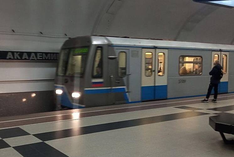 Metroda qatarın altına yıxılan uşaq möcüzəvi şəkildə sağ qaldı - ANBAAN VİDEO