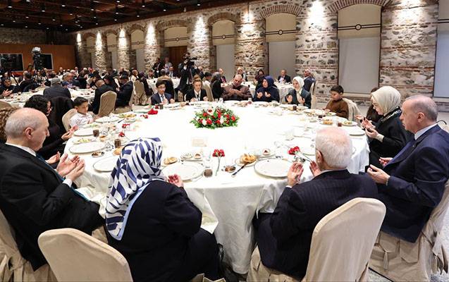 Ərdoğan ilk iftarını onlarla etdi - Fotolar