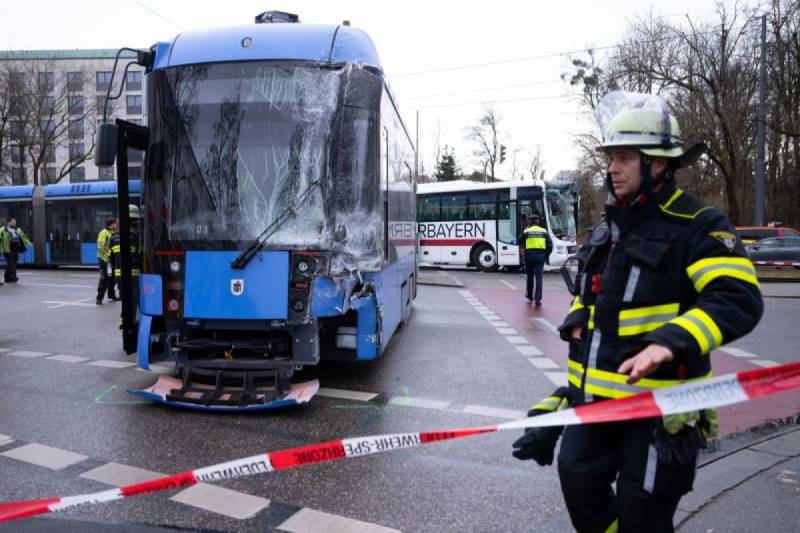 Almaniyada məktəb avtobusu tramvayla toqquşdu - Xəsarət alanlar var