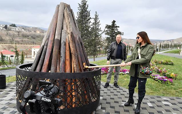 Prezidentlə xanımı Novruz tonqalı yandırdılar 